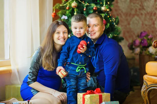 Zittend Vloer Met Cadeaus Baby Met Presenteert Handen Glimlachend Vrolijke — Stockfoto