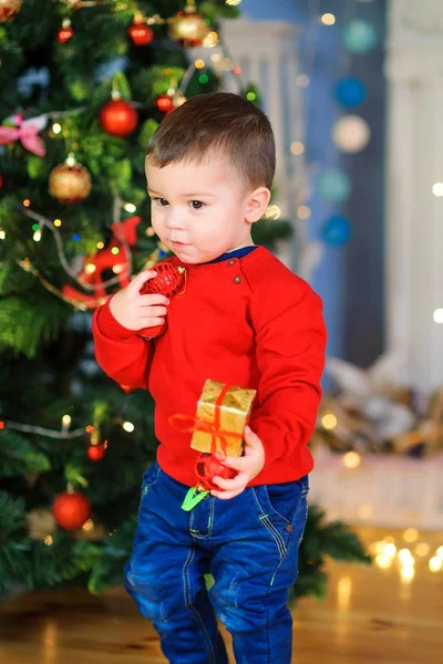 Fröhliches Kind Spielt Raum Neben Dem Festzelt — Stockfoto