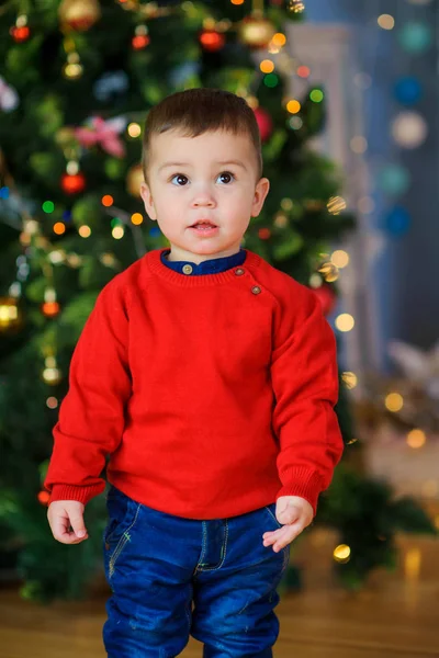 Enfant Gai Joue Dans Chambre Près Tre Festif — Photo