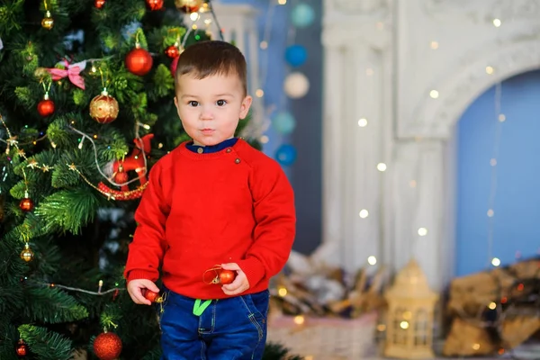 Fröhliches Kind Spielt Raum Neben Dem Festzelt — Stockfoto