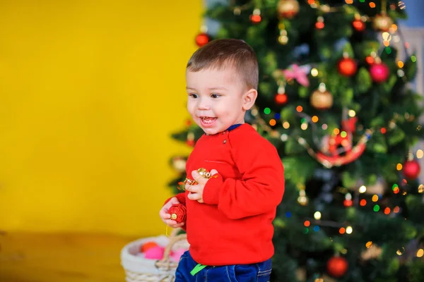 Enfant Joyeux Courir Partout Jouer Dans Chambre Près Fête Noël — Photo