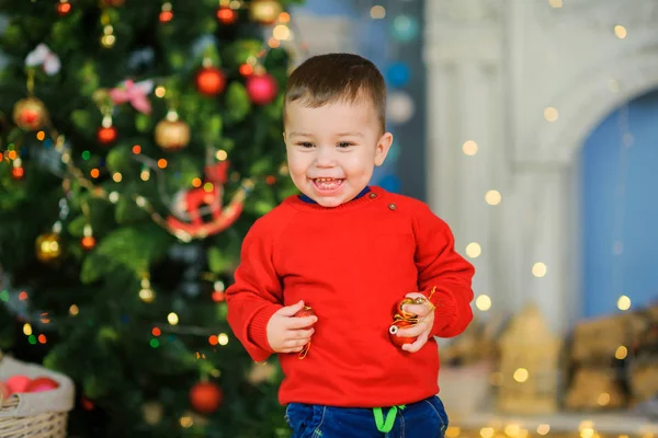 Enfant Joyeux Courir Partout Jouer Dans Chambre Près Fête Noël — Photo