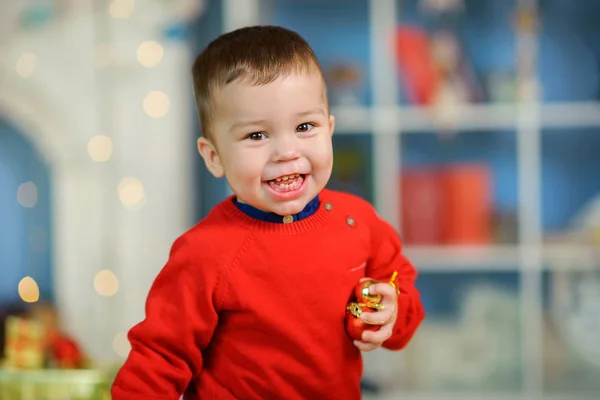 Enfant Gai Court Joue Dans Chambre Plaisir Des Enfants — Photo