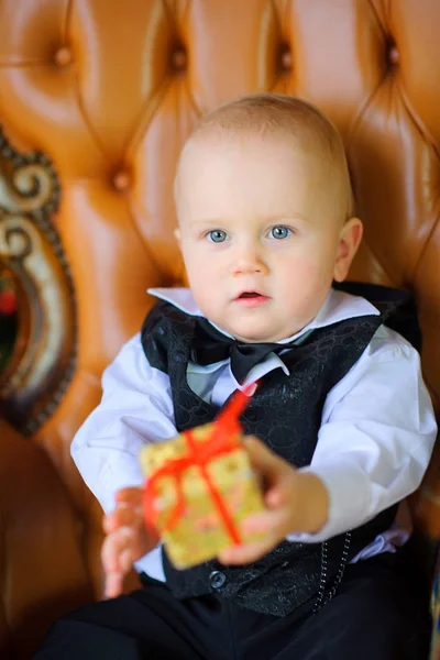 Hermoso Bebé Sentado Una Silla Con Regalo Mano — Foto de Stock