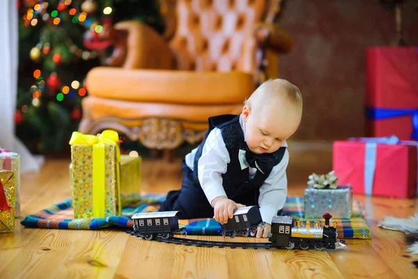 Beau Gosse Joue Avec Ses Nouveaux Cadeaux Sur Sol Dans — Photo