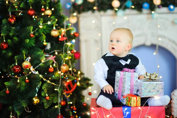 Garoto Engraçado Sentado Perto Uma Árvore Natal Com Presentes Sua — Fotografia de Stock