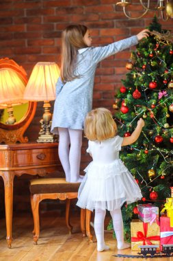 tatil hazırlanma, iki güzel kız topu ile Noel ağacı süslemeleri