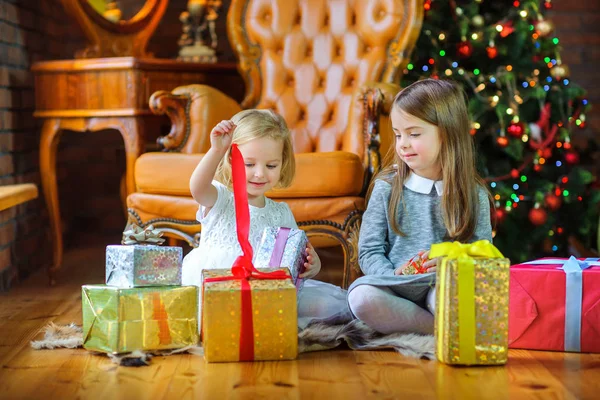 Belles Sœurs Assises Sur Sol Près Sapin Noël Cadeau Ouvert — Photo