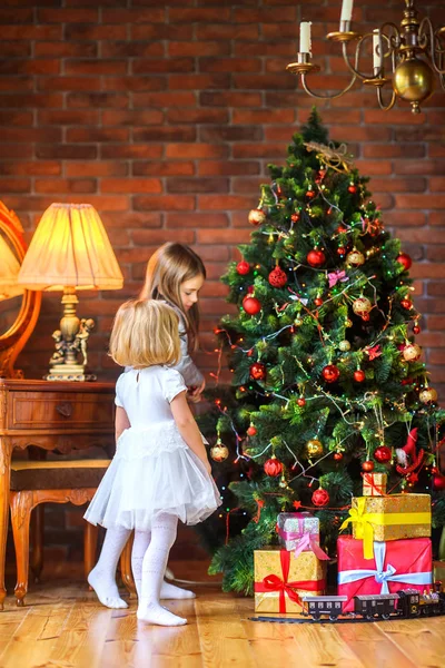 Preparando Para Feriado Duas Belas Irmãs Decorar Árvore Natal Com — Fotografia de Stock