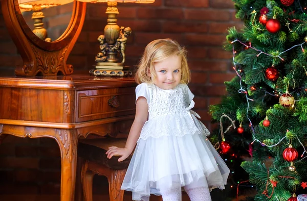美しい小さな女の子が立ちお祝いトレに近い笑顔 — ストック写真