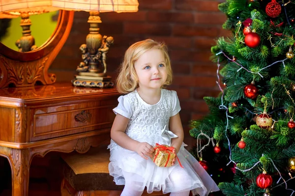 Bela Menina Perto Árvore Natal Festiva Segurando Presente Mãos Sorrir — Fotografia de Stock