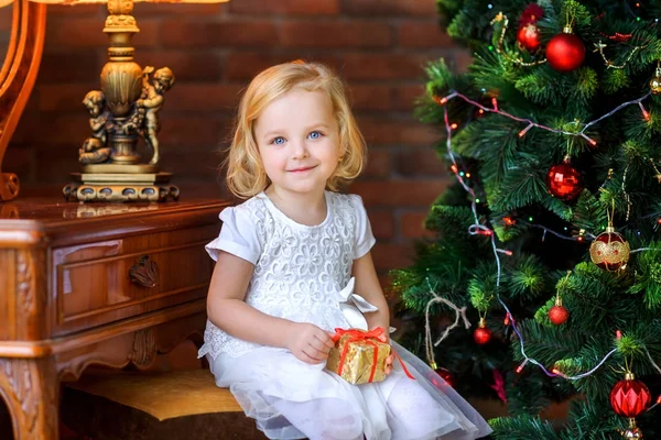 Bela Menina Perto Árvore Natal Festiva Segurando Presente Mãos Sorrir — Fotografia de Stock