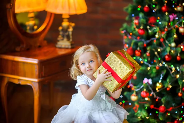 Schöne Kleine Mädchen Einem Festlichen Kleid Öffnet Ein Geschenk Sitzt — Stockfoto