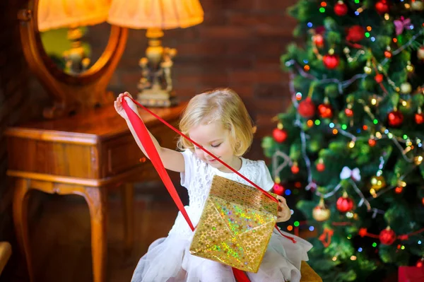 Schöne Kleine Mädchen Einem Festlichen Kleid Öffnet Ein Geschenk Sitzt — Stockfoto