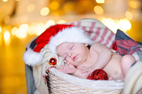 Όμορφο Μωρό Ένα Καπέλο Santa Claus Πίνοντας Ξαπλωμένη Ένα Καλάθι — Φωτογραφία Αρχείου