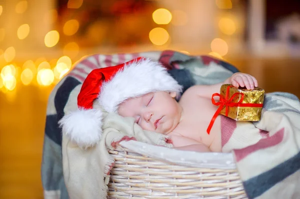 Όμορφο Παιδί Ένα Καπέλο Santa Claus Κρατάω Έναs Χέρι Δώρο — Φωτογραφία Αρχείου