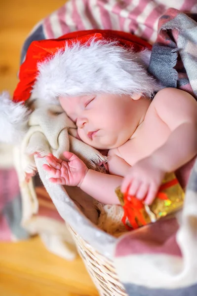 Όμορφο Μωρό Στον Βασίλη Καπέλο Που Ξαπλωμένος Κοιμόταν Στο Καλάθι — Φωτογραφία Αρχείου
