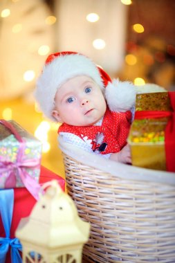 bir sepet büyük bir GIF ve Santa Claus şapka içinde komik çocuk oturuyor