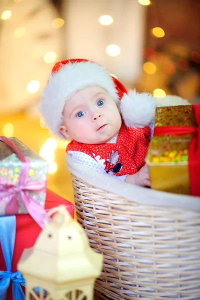 Lustiges Kind Mit Weihnachtsmann Hut Sitzt Einem Korb Mit Einem — Stockfoto