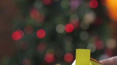 Hediye kutusu. parlak festival çelenk fon karşı bir Hediyelik kutu gösterilen bir kızın yakın çekim