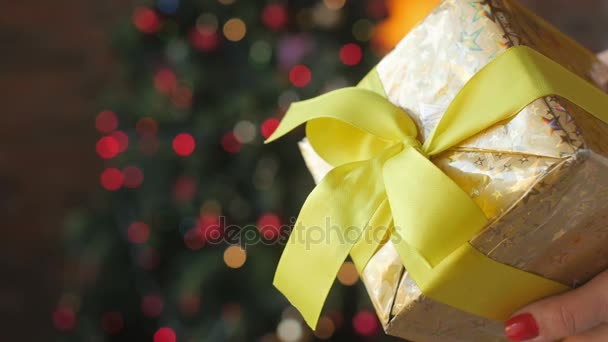 Свята Крупним Планом Дівчина Тримає Подарунок Золотому Папері Жовтою Стрічкою — стокове відео