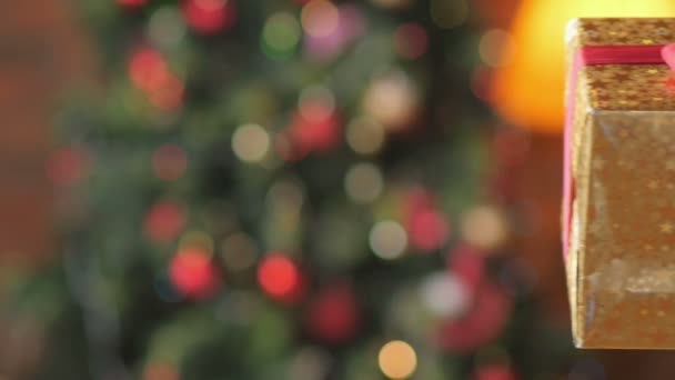 Мати Дарує Дитині Подарунок Тлі Яскравих Святкових Вогнів Вітаємо Різдвом — стокове відео
