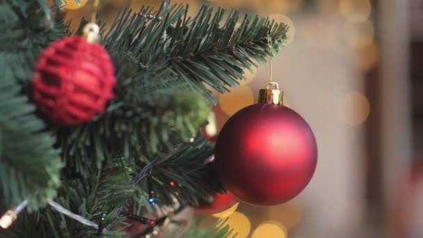 ぼやけ休日ボケ背景にクリスマスと新年の装飾 明るいお祝い花輪 — ストック動画