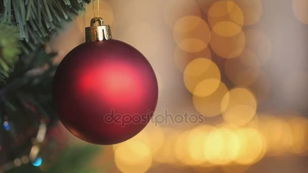 ぼやけ休日背景のボケ味にクリスマスと新年の装飾クローズ アップ 明るいお祝い花輪 — ストック動画
