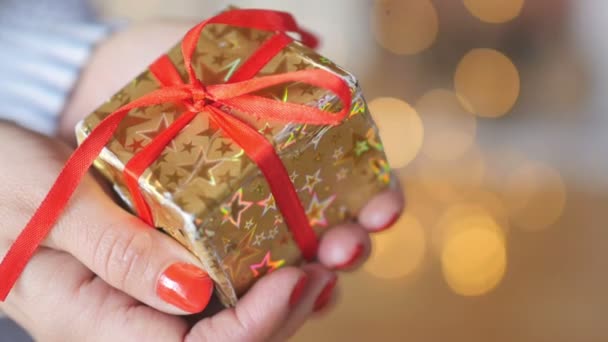 Крупним Планом Подарунок Жінка Тримає Подарунок Показ Золотий Коробки Червоною — стокове відео