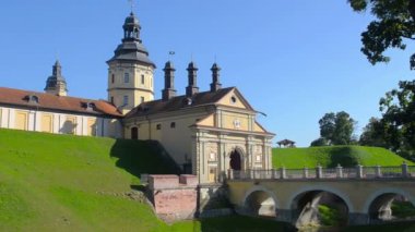 Nesvizh parlak güneşli bir günde bir saray parkta