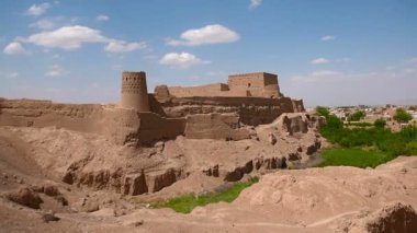 Eski İran şehir panoraması kil, bir tepe üzerinde kale ile inşa. Maybod, Iran