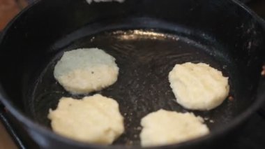 Pirzola kıyma üzerinden bir tavada kızarmış yemek