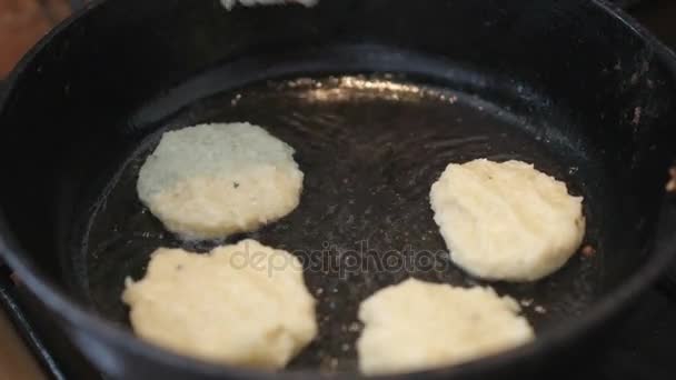 Schnitzels Uit Gehakt Vlees Worden Gebakken Een Koekenpan Koken — Stockvideo