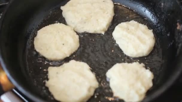 Las Croquetas Carne Picada Fríen Sartén Cociendo — Vídeo de stock