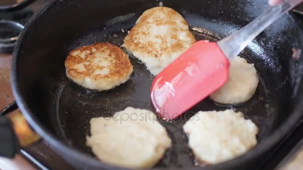 Une Main Féminine Tourne Pelle Frite Dans Une Poêle Cuisson — Video