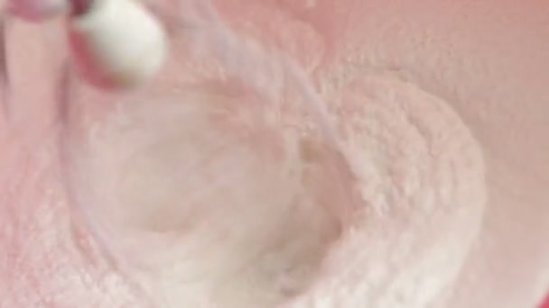 Γκρο Πλαν Ανάμειξη Λευκό Γλυκό Κρέμα Προετοιμασία Του Ένα Γλυκό — Αρχείο Βίντεο