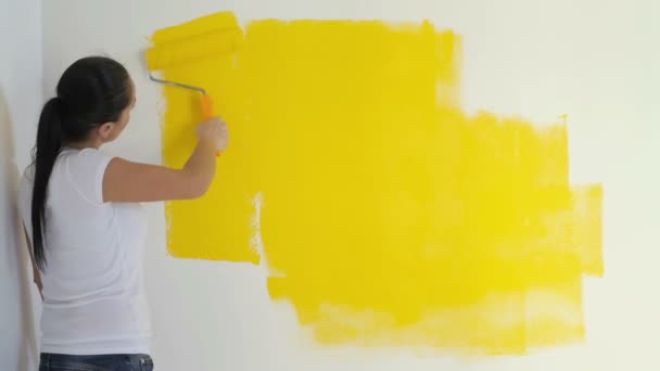 Una Chica Pinta Rodillo Pared Una Habitación Una Reparación Habitación — Vídeos de Stock