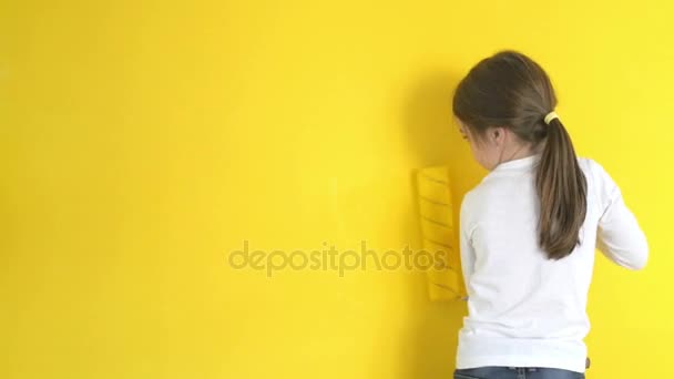 Divertente Bambina Gingerly Dipinge Pareti Con Rullo Nella Stanza — Video Stock
