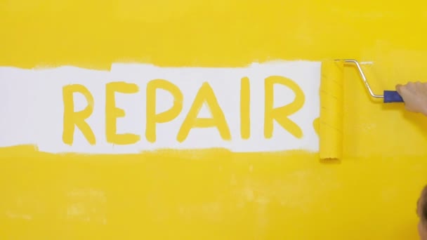 Flicka Målar Färg Väggen Inskription Reparationer — Stockvideo