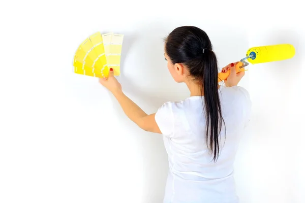 Chica Con Rodillo Mano Elige Color Para Pintar Habitación — Foto de Stock