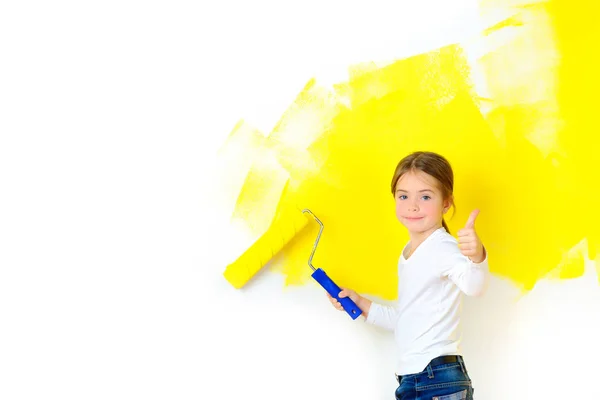 Hermosa Chica Pinta Rodillo Con Una Pared Habitación Sonriendo Muestra — Foto de Stock