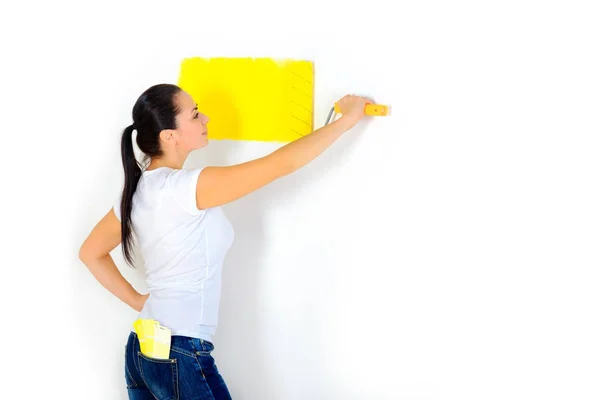 Menina Começou Pintar Paredes Com Rolo Uma Cor Amarela Rica — Fotografia de Stock