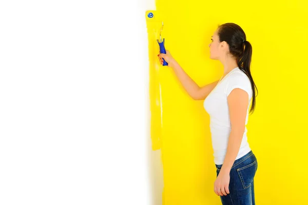 Chica Pinta Rodillo Contra Una Pared Una Habitación Reparaciones Casa — Foto de Stock