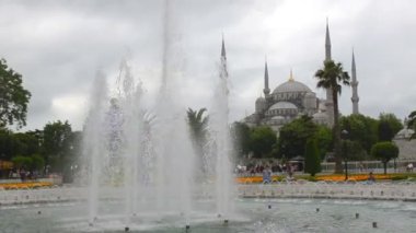 Sultanahmet Camii Sultanahmet Park, güzel çeşmeler ve yeşillik ön planda bir sürü görünümü