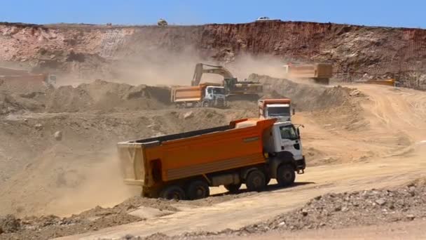 Camion Escavatori Che Lavorano Una Carriera Sulle Operazioni Minerarie — Video Stock