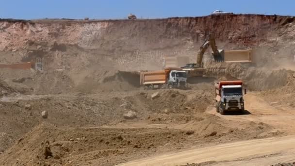 Caminhões Escavadeiras Que Trabalham Uma Carreira Operações Mineração — Vídeo de Stock