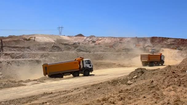 Caminhões Escavadeiras Que Trabalham Uma Carreira Operações Mineração — Vídeo de Stock