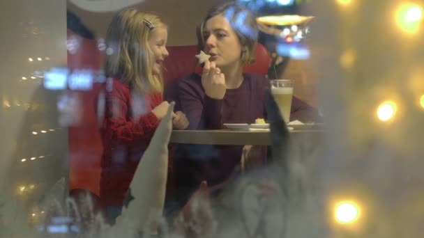Ευτυχισμένη Οικογένεια Τρώει Επιδόρπια Που Κάθεται Στο Καφενείο — Αρχείο Βίντεο