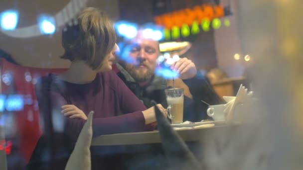 Vackra Unga Paret Chattar När Sitter Ett Kafé Äter Efterrätt — Stockvideo