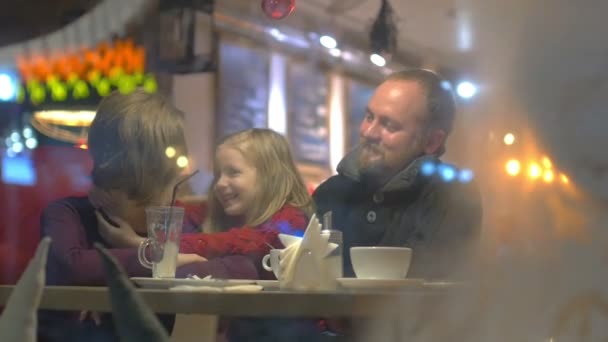 Família Feliz Comer Sobremesas Sentado Café — Vídeo de Stock